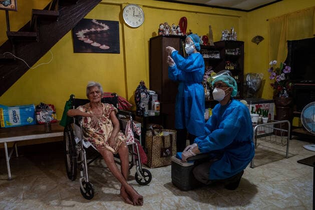 Vaccination Of Bedridden And Senior Citizens In Manila, Philippines A health worker prepares a syringe with Sinovac Biotech™s Coronavac vaccine for COVID-19 during a house to house vaccination of bedridden and senior citizens in Manila, Philippines, on May 17, 2021. Manila Metro Manila Philippines david-vaccinat210517_npnX0  Copyright: xLisaxMariexDavidx