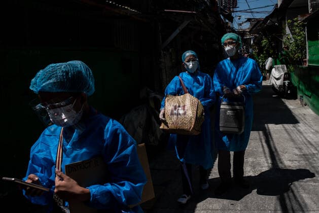 Vaccination Of Bedridden And Senior Citizens In Manila, Philippines Health workers in personal protective equipment (PPE) walk along a residential area during a house to house vaccination of bedridden and senior citizens against COVID-19, in Manila, Philippines, on May 17, 2021. Manila Metro Manila Philippines david-vaccinat210517_np65P  Copyright: xLisaxMariexDavidx