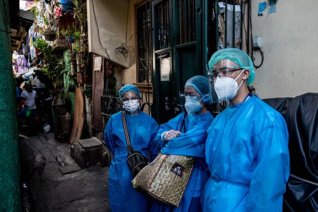 Vaccination Of Bedridden And Senior Citizens In Manila, Philippines Health workers in personal protective equipment (PPE) wait for the next resident to inoculate during a house to house vaccination of bedridden and senior citizens against COVID-19, in Manila, Philippines, on May 17, 2021. Manila Metro Manila Philippines david-vaccinat210517_npu4N  Copyright: xLisaxMariexDavidx
