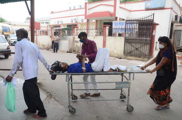 May 17, 2021, Prayagraj, Uttar Pradesh, India: Prayagraj: Family members shift a COVID-19 patient to level-3 ward of Swaroop Rani Nehru Hospital during second wave of CORONAVIRUS in Prayagraj on Monday, May 17, 2021. Prayagraj India - ZUMAv115 20210517_zap_v115_005 Copyright: xPrabhatxKumarxVermax