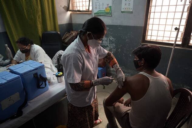 May 17, 2021, Prayagraj, Uttar Pradesh, India: Prayagraj: A medical worker inoculates Covid19 vaccine to a beneficiary at Bahariya village in Prayagraj on Monday, May 17, 2021. Prayagraj India - ZUMAv115 20210517_zap_v115_009 Copyright: xPrabhatxKumarxVermax
