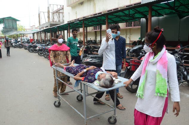 May 17, 2021, Prayagraj, Uttar Pradesh, India: Prayagraj: Family members shift a COVID-19 patient to level-3 ward of Swaroop Rani Nehru Hospital during second wave of CORONAVIRUS in Prayagraj on Monday, May 17, 2021. Prayagraj India - ZUMAv115 20210517_zap_v115_011 Copyright: xPrabhatxKumarxVermax