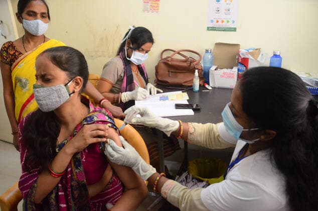 May 17, 2021, Prayagraj, Uttar Pradesh, India: Prayagraj: A medical worker inoculates Covid19 vaccine to a beneficiary during second wave of CORONAVIRUS in Prayagraj on Monday, May 17, 2021. Prayagraj India - ZUMAv115 20210517_zap_v115_014 Copyright: xPrabhatxKumarxVermax
