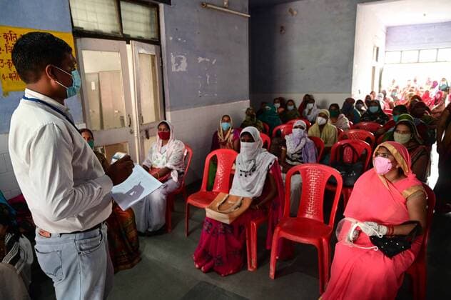 May 17, 2021, Prayagraj, Uttar Pradesh, India: Prayagraj: An officer of WHO train Asha workers for CORONA virus awareness programme at Bahariya village in Prayagraj on Monday, May 17, 2021. Prayagraj India - ZUMAv115 20210517_zap_v115_020 Copyright: xPrabhatxKumarxVermax