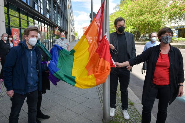 News Bilder des Tages Berlin, Deutschland 17. Mai 2021: Regenbogenflagge - SPD - Willy-Brandt-Haus - 17.05.2021 Die SPD hisst vor dem Willy-Brandt-Haus in Berlin die Regenbogenflagge anlässlich des Internationalen Tages gegen Homo-, Bi-, Inter- und Transphobie. V. li. im Bild: stellv. SPD-Parteivorsitzender Kevin Kühnert , stellv. SPDpueer-Bundesvorstand Carola Ebhardt, SPD-Generalsekretär Lars Klingbeil und Parteivorsitzende Saskia Eskens Willy-Brandt-Haus Berlin *** Berlin, Germany 17 May 2021 Rainbow flag SPD Willy Brandt House 17 05 2021 The SPD raises the rainbow flag in front of the Willy Brandt House in Berlin on the occasion of the International Day against Homo , Bi , Inter and Transphobia Left to right in the picture deputy SPD party leader Kevi Copyright: xFotostandx xReuhlx