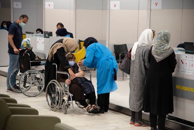 Iran: Vaccination of People over 75 years An Iranian elderly Woman wearing a protective face mask receives a dose of the China s Sinopharm new coronavirus disease (COVID-19) vaccine in the Iranmall shopping complex in northwest of Tehran. Tehran Iran Iranmall Copyright: SobhanxFarajvan