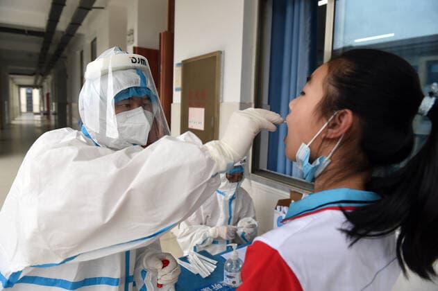(210517) -- LU AN, May 17, 2021 -- A medical worker collects a swab sample of a student for nucleic acid testing at a primary school in Lu an, east China s Anhui Province, May 17, 2021. Lu an started to conduct a second round of nucleic acid testing for people in the city s main districts and in key areas from Monday to Wednesday, according to the commission. Authorities conducted the first round of testing from May 14 to 16 in the city proper, with more than 1 million samples collected. ) CHINA-ANHUI-LU AN-COVID-19-TEST (CN) ZhouxMu 