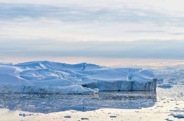 IMAGO Nature: Unsere Erde, Klimawandel, Arktische und Antarktische Eisschmelze Icebergs In Greenland Icebergs near Ilulissat, Greenland. Climate change is having a profound effect in Greenland with glaciers and the Greenland ice cap retreating. Ilulissat Greenland pedersen-icebergs210516_np5F4  Copyright: xUlrikxPedersenx
