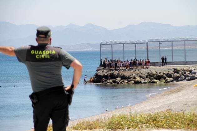 A Civil Guard member observe Moroccan immigrants who arrived swimming to Ceuta (Spain) at the north of Morocco on 17 May 2021. Moroccan immigrants try to arrive to Spain !ACHTUNG: NUR REDAKTIONELLE NUTZUNG!  Copyright: xReduanxDrisx GRAF9766 20210517-637568767474121811