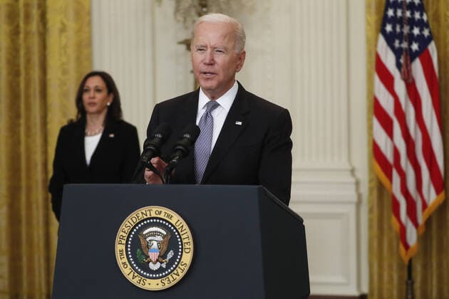 News Bilder des Tages May 17, 2021, Washington, District of Columbia, USA: United States Vice President Kamala Harris (L) listens as US President Joe Biden delivers remarks on the COVID-19 response and the vaccination program from the East Room of the White House in Washington, DC, USA, 17 May 2021. The President announced the US will share its excess vaccines with other nations Washington USA - ZUMAs152 20210517_zaa_s152_032 Copyright: xShawnxThewx-xPoolxViaxCnpx