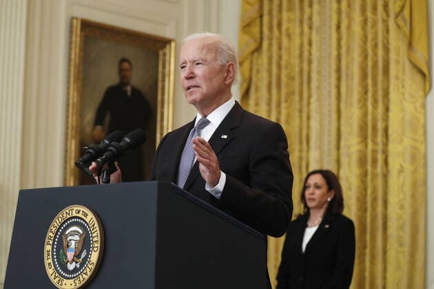 May 17, 2021, Washington, District of Columbia, USA: United States Vice President Kamala Harris (L) listens as US President Joe Biden delivers remarks on the COVID-19 response and the vaccination program from the East Room of the White House in Washington, DC, USA, 17 May 2021. The President announced the US will share its excess vaccines with other nations Washington USA - ZUMAs152 20210517_zaa_s152_030 Copyright: xShawnxThewx-xPoolxViaxCnpx