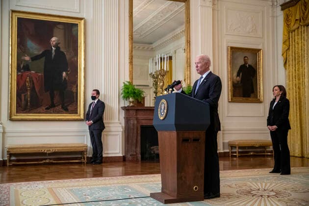 May 17, 2021, Washington, District of Columbia, USA: United States President Joe Biden, with Vice President Kamala Harris, delivers remarks on the COVID-19 response and the vaccination program from the East Room of the White House in Washington, DC, USA, 17 May 2021..The President announced the US will share its excess vaccines with other nations Washington USA - ZUMAs152 20210517_zaa_s152_049 Copyright: xShawnxThewx-xPoolxViaxCnpx