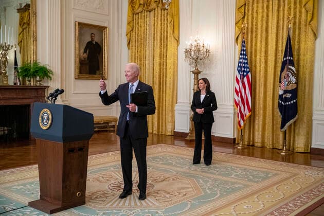 News Bilder des Tages May 17, 2021, Washington, District of Columbia, USA: United States President Joe Biden, with US Vice President Kamala Harris, stops to respond to a question from the news media following his remarks on the COVID-19 response and the vaccination program from the East Room of the White House in Washington, DC, USA, 17 May 2021..The President announced the US will share its excess vaccines with other nations Washington USA - ZUMAs152 20210517_zaa_s152_047 Copyright: xShawnxThewx-xPoolxViaxCnpx