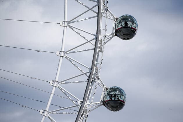 London Eye Reopens As Coronavirus Lockdown Eases Passengers are seen inside the pods of the London Eye observation wheel as it turns on the South Bank of the River Thames in London, England, on May 17, 2021. The attraction reopened today in line with the latest easing of coronavirus lockdown restrictions across England. London United Kingdom cliff-londoney210517_nplTA  Copyright: xDavidxCliffx