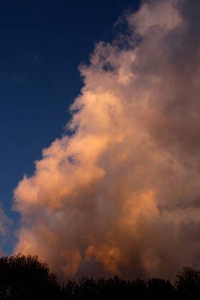 Creative Highlights World Ruhige Abendstimmung im Frühling Ein Sonnenuntergang leuchtet im Frühling mit kräftigen warmen Farben nach einem kühlen, aber von kräftigen Schauern mit vereinzelten Gewittern geprägten Tag am Himmel. Nordrhein-Westfalen Deutschland *** Calm evening mood in spring A sunset shines in spring with strong warm colors after a cool day marked by heavy showers with isolated thunderstorms in the sky North Rhine Westphalia Germany