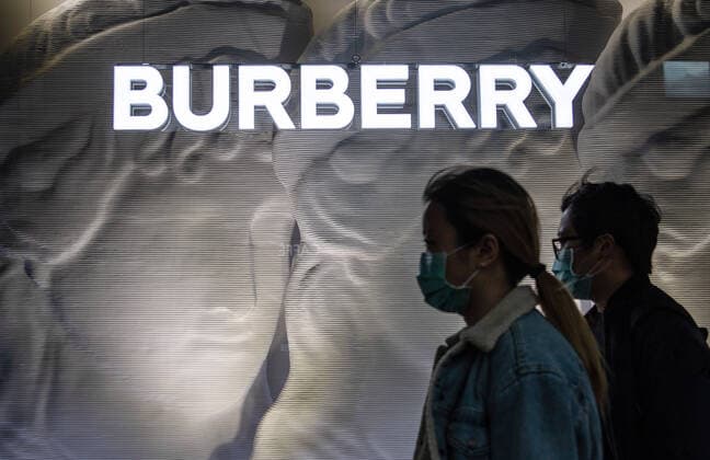 May 17, 2021, London, United Kingdom: Pedestrian wearing face mask as precautionary measures against coronavirus walk past Burberry Luxury shop. The Prime Minister announced that England can proceed to Stage Three on May 17, 2021. Most shops can reopen including indoor. London United Kingdom - ZUMAs197 20210517_zaa_s197_377 Copyright: xMayxJamesx