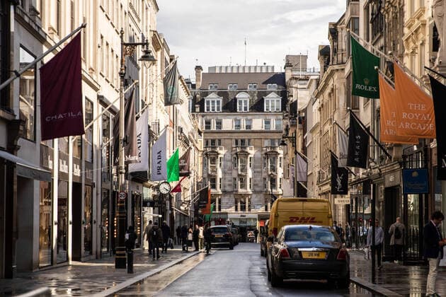 May 17, 2021, London, United Kingdom: A general scene on old Bond street. The Prime Minister announced that England can proceed to Stage Three on May 17, 2021. Most shops can reopen including indoor. London United Kingdom - ZUMAs197 20210517_zaa_s197_385 Copyright: xMayxJamesx