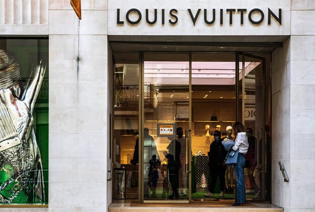 May 17, 2021, London, United Kingdom: People seen inside Louis Vuitton luxury fashion shop. The Prime Minister announced that England can proceed to Stage Three on May 17, 2021. Most shops can reopen including indoor. London United Kingdom - ZUMAs197 20210517_zaa_s197_389 Copyright: xMayxJamesx