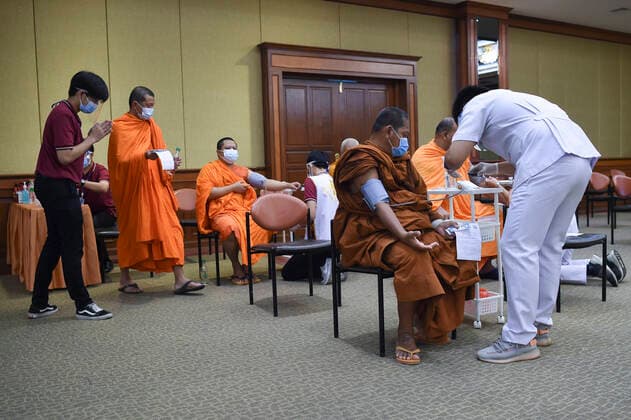Buddhist Monks Vaccinate With Sinovac Vaccine Against COVID-19 Thai Buddhist monk have their blood pressure checked before receiving a shot of vaccine against COVID-19 developed by Sinovac amid the new wave of the coronavirus pandemic at Priest Hospital in Bangkok, Thailand, 18 May 2021. Bangkok Thailand laowilas-notitle210518_npkfN  Copyright: xAnusakxLaowilasx