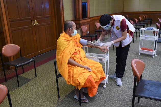 Buddhist Monks Vaccinate With Sinovac Vaccine Against COVID-19 Thai Buddhist monk have their blood pressure checked before receiving a shot of vaccine against COVID-19 developed by Sinovac amid the new wave of the coronavirus pandemic at Priest Hospital in Bangkok, Thailand, 18 May 2021. Bangkok Thailand laowilas-notitle210518_npnkY  Copyright: xAnusakxLaowilasx
