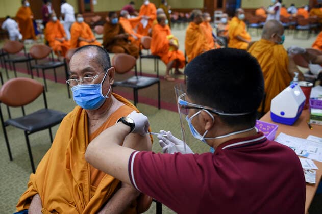 News Bilder des Tages Buddhist Monks Vaccinate With Sinovac Vaccine Against COVID-19 A Thai Buddhist monk receives a shot of vaccine against COVID-19 developed by Sinovac amid the new wave of the coronavirus pandemic at Priest Hospital in Bangkok, Thailand, 18 May 2021. Bangkok Thailand laowilas-notitle210518_npjmB  Copyright: xAnusakxLaowilasx