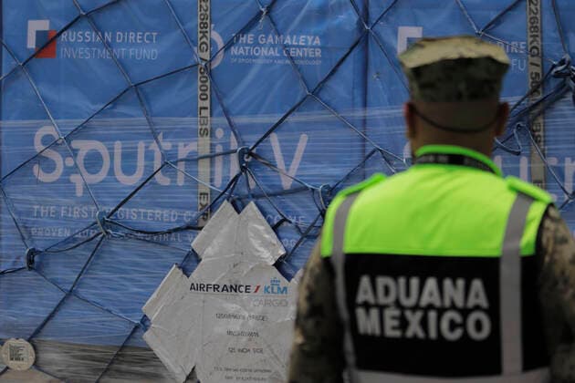 Virus Outbreak Mexico Members of the Mexican Army guard the Air France airplane that landed at Mexico City s International Airport from Moscow, Russia, during the unloading of 500,000 doses of Sputnik V biological vaccine as part of the strategy to vaccinate adults and teachers against COVID-19 in Mexico. On May 17, 2021 in Mexico City, Mexico. Mexico City Mexico vieyra-notitle210517_np1fE  Copyright: xGerardoxVieyrax