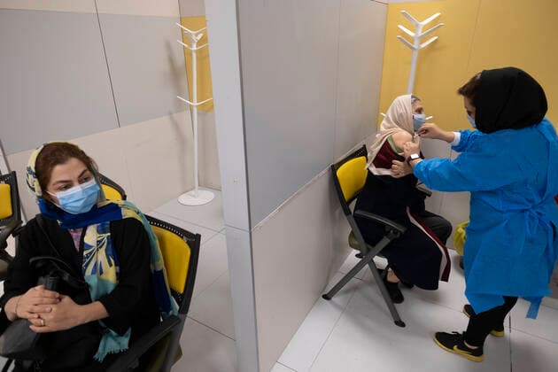 Virus Outbreak Iran An Iranian elderly woman (C) wearing a protective face mask receives a dose of the China s Sinopharm new coronavirus disease (COVID-19) vaccine on day-3 of the mass general COVID-19 vaccination in the Iran Grand Bazaar (Market), Iran Mall, in western Tehran on May 17, 2021. Tehran Tehran Iran nikoubazl-day3ofma210517_npk0A  Copyright: xMortezaxNikoubazlx