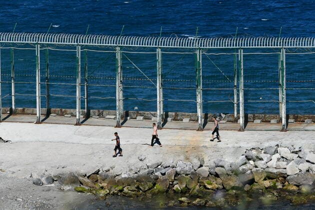 Several young Moroccan migrants in the vicinity of the fence of Ceuta, on the beach of Benzu, on May 17, 2021, in Ceuta, Spain. More than 70 young Moroccan migrants have reached the coast of Ceuta tonight. On their arrival, some of them had to be attended to by the Guardia Civil and the Red Cross. 17 MAY 2021;IMMIGRATION;CEUTA;FENCE;STRAIT;MARROCANS Antonio Sempere LagenciaEP 05 17 2021 Ceuta Ceuta Spain Copyright: xAntonioxSemperex 3716492