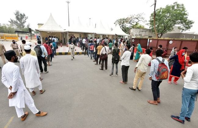 NEW DELHI, INDIA - MAY 17: Passengers line up for Covid 19 test, at Anand Vihar Bus Terminal, on May 17, 2021 in New Delhi, India. (Photo by Sonu Mehta Hindustan Times) Daily Life Amid Second Wave Of COVID-19 Pandemic In India