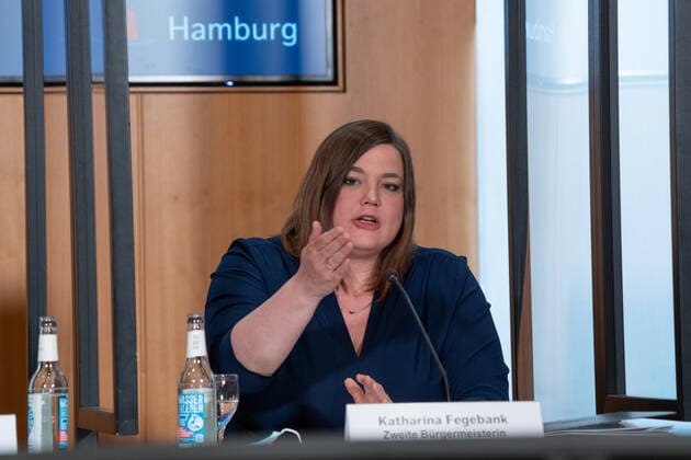 Hamburger Senat informiert über Lockerungen der Corona-Maßnahmen auf Landespressekonferenz im Rathaus Hamburg - Katharina Fegebank, Zweite Bürgermeisterin -;Hamburger Senat informiert über Lockerungen der Corona-Maßnahmen auf Landespressekonferenz im Rathaus Hamburg - Katharina Fegebank, Zweite Bürgermeisterin -, Hamburg Hamburg Deutschland Rathaus