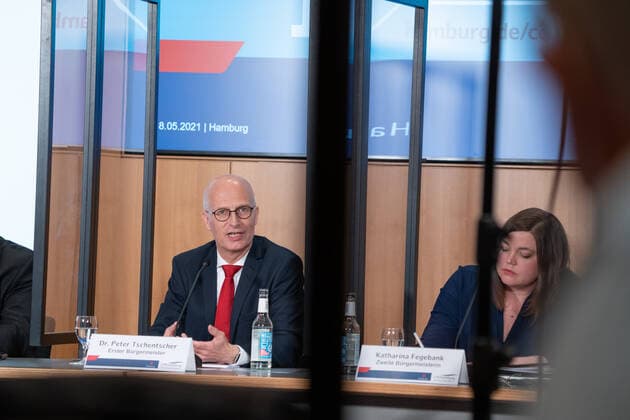 Hamburger Senat informiert über Lockerungen der Corona-Maßnahmen auf Landespressekonferenz im Rathaus Hamburg - Peter Tschentscher, Erster Bürgermeister, Katharina Fegebank, Zweite Bürgermeisterin -;Hamburger Senat informiert über Lockerungen der Corona-Maßnahmen auf Landespressekonferenz im Rathaus Hamburg - Peter Tschentscher, Erster Bürgermeister, Katharina Fegebank, Zweite Bürgermeisterin -, Hamburg Hamburg Deutschland Rathaus