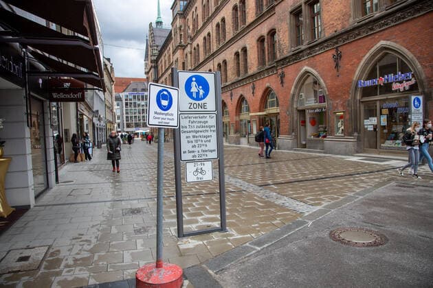 Inzidenz in München sinkt wieder unter 50, Die 7-Tage-Inzidenz in der bayerischen Landeshauptstadt München sinkt am 18.5.2021 wieder unter 50. Damit könnten Museen, Läden und weitere Einrichtungen ohne Terminvereinbarung wieder öffnen, wenn der Wert stabil bleibt. - The seven day incidence in Munich, Germany fell under 50 on May 18, 2021. If the score stays stable, Museums, shops and other facilities could open without an appointment. München Bayern Deutschland