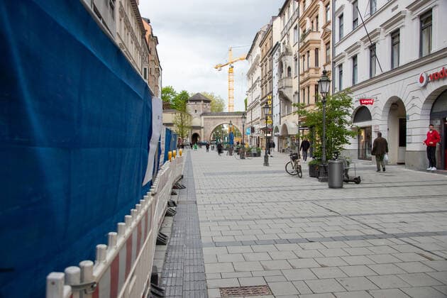 Inzidenz in München sinkt wieder unter 50, Fußgängerzone in der Sendlinger Straße. Die 7-Tage-Inzidenz in der bayerischen Landeshauptstadt München sinkt am 18.5.2021 wieder unter 50. Damit könnten Museen, Läden und weitere Einrichtungen ohne Terminvereinbarung wieder öffnen, wenn der Wert stabil bleibt. - Pedestrian zone in the Sendlinger street. The seven day incidence in Munich, Germany fell under 50 on May 18, 2021. If the score stays stable, Museums, shops and other facilities could open without an appointment. München Bayern Deutschland