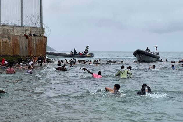 Bilder des Jahres 2021, News 05 Mai News Themen der Woche KW20 News Bilder des Tages Hundreds of people try to swim from Fnideq (Morocco) to Ceuta, Spanish enclave on the north of Africa, 18 May 2021, as Spanish army troops are deployed after a total of 5,000 Moroccan nationals managed to entry the city by sea during the night and hundreds continue to arrive. Spanish army deploys troops in Ceuta !ACHTUNG: NUR REDAKTIONELLE NUTZUNG!  Copyright: xMohamedxSialix GRAF352 20210518-637569437970704317