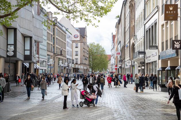 Inzidenz in München sinkt wieder unter 50, Die 7-Tage-Inzidenz in der bayerischen Landeshauptstadt München sinkt am 18.5.2021 wieder unter 50. Damit könnten Museen, Läden und weitere Einrichtungen ohne Terminvereinbarung wieder öffnen, wenn der Wert stabil bleibt. - The seven day incidence in Munich, Germany fell under 50 on May 18, 2021. If the score stays stable, Museums, shops and other facilities could open without an appointment. München Bayern Deutschland