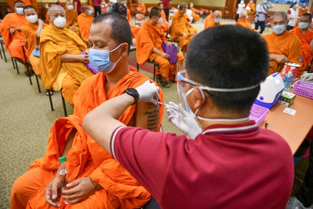 News Bilder des Tages Thailand: Vaccination against COVID-19 for Buddhist monks in Bangkok A Thai Buddhist monk reacts as he receives a shot of Sinovac vaccine, developed by China s firm during a vaccination drive against the COVID-19 coronavirus pandemic at the Priest Hospital in Bangkok. Bangkok Thailand Copyright: VichanxPoti