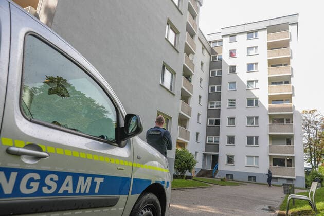 Covid-Ausbruch in Velberter Hochhaus In zwei Hochhäusern in Velbert-Birth wurde bei einer Person die indische Virusmutation des Corona-Virus nachgewiesen, 19 weitere Personen wurden bisher positiv auf Covid getestet. Mehr als 200 Bewohner stehen unter Bewachung des Ordnungsamtes und des Deutschen Roten Kreuz unter Quarantäne. Der naheliegende Spielplatz ist ebenfalls gesperrt. Velbert, Von-Humboldt-Straße 30