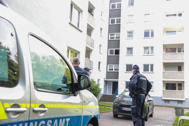 Covid-Ausbruch in Velberter Hochhaus In zwei Hochhäusern in Velbert-Birth wurde bei einer Person die indische Virusmutation des Corona-Virus nachgewiesen, 19 weitere Personen wurden bisher positiv auf Covid getestet. Mehr als 200 Bewohner stehen unter Bewachung des Ordnungsamtes und des Deutschen Roten Kreuz unter Quarantäne. Der naheliegende Spielplatz ist ebenfalls gesperrt. Velbert, Von-Humboldt-Straße 30