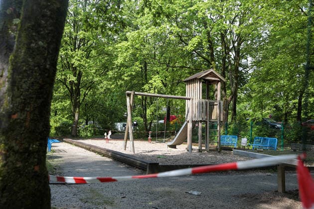 Covid-Ausbruch in Velberter Hochhaus In zwei Hochhäusern in Velbert-Birth wurde bei einer Person die indische Virusmutation des Corona-Virus nachgewiesen, 19 weitere Personen wurden bisher positiv auf Covid getestet. Mehr als 200 Bewohner stehen unter Bewachung des Ordnungsamtes und des Deutschen Roten Kreuz unter Quarantäne. Der naheliegende Spielplatz ist ebenfalls gesperrt. Velbert, Von-Humboldt-Straße 30