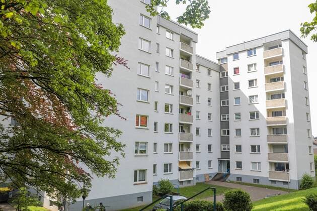 Covid-Ausbruch in Velberter Hochhaus In zwei Hochhäusern in Velbert-Birth wurde bei einer Person die indische Virusmutation des Corona-Virus nachgewiesen, 19 weitere Personen wurden bisher positiv auf Covid getestet. Mehr als 200 Bewohner stehen unter Bewachung des Ordnungsamtes und des Deutschen Roten Kreuz unter Quarantäne. Der naheliegende Spielplatz ist ebenfalls gesperrt. Velbert, Von-Humboldt-Straße 30