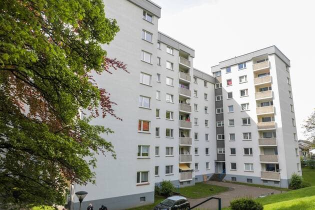 Covid-Ausbruch in Velberter Hochhaus In zwei Hochhäusern in Velbert-Birth wurde bei einer Person die indische Virusmutation des Corona-Virus nachgewiesen, 19 weitere Personen wurden bisher positiv auf Covid getestet. Mehr als 200 Bewohner stehen unter Bewachung des Ordnungsamtes und des Deutschen Roten Kreuz unter Quarantäne. Der naheliegende Spielplatz ist ebenfalls gesperrt. Velbert, Von-Humboldt-Straße 30