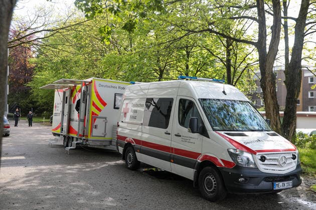 Covid-Ausbruch in Velberter Hochhaus In zwei Hochhäusern in Velbert-Birth wurde bei einer Person die indische Virusmutation des Corona-Virus nachgewiesen, 19 weitere Personen wurden bisher positiv auf Covid getestet. Mehr als 200 Bewohner stehen unter Bewachung des Ordnungsamtes und des Deutschen Roten Kreuz unter Quarantäne. Der naheliegende Spielplatz ist ebenfalls gesperrt. Velbert, Von-Humboldt-Straße 30