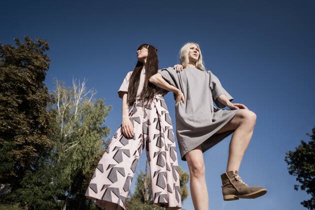 IMAGO Creative: 2021 Favoriten IMAGO Creative: Clickbait, Modetrends fashion girls twins posing in the street CR_NAOS210518-747287-01 ,model released, Symbolfoto