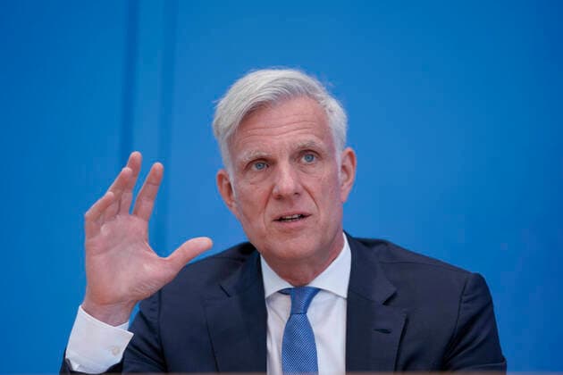 Bundespressekonferenz zum Thema Uebergabe des Arbeitsweltberichtes Aktuell,18.5.2021,Berlin,Stephan Schwarz, Mitglied des Rats der Arbeitswelt, Geschaeftsfuehrender Gesellschafter des Familienunternehmens Gebaeudereinigung GRG Services Berlin und ehem. Praesident der Handwerkskammer Berlin im Portrait bei der Bundespressekonferenz zum Thema Uebergabe des Arbeitsweltberichtes Berlin Berlin Deutschland *** Federal press conference to the topic delivery of the working world report current, 18 5 2021, Berlin, Stephan black, member of the advice of the working world, managing partner of the family business Gebaeudereinigung GRG services Berlin and former president of the chamber of trade Berlin in the Portrait with the federal press conference
