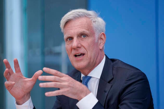 Bundespressekonferenz zum Thema Uebergabe des Arbeitsweltberichtes Aktuell,18.5.2021,Berlin,Stephan Schwarz, Mitglied des Rats der Arbeitswelt, Geschaeftsfuehrender Gesellschafter des Familienunternehmens Gebaeudereinigung GRG Services Berlin und ehem. Praesident der Handwerkskammer Berlin im Portrait bei der Bundespressekonferenz zum Thema Uebergabe des Arbeitsweltberichtes Berlin Berlin Deutschland *** Federal press conference to the topic delivery of the working world report current, 18 5 2021, Berlin, Stephan black, member of the advice of the working world, managing partner of the family business Gebaeudereinigung GRG services Berlin and former president of the chamber of trade Berlin in the Portrait with the federal press conference