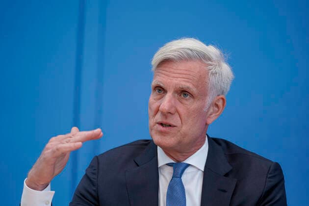 Bundespressekonferenz zum Thema Uebergabe des Arbeitsweltberichtes Aktuell,18.5.2021,Berlin,Stephan Schwarz, Mitglied des Rats der Arbeitswelt, Geschaeftsfuehrender Gesellschafter des Familienunternehmens Gebaeudereinigung GRG Services Berlin und ehem. Praesident der Handwerkskammer Berlin im Portrait bei der Bundespressekonferenz zum Thema Uebergabe des Arbeitsweltberichtes Berlin Berlin Deutschland *** Federal press conference to the topic delivery of the working world report current, 18 5 2021, Berlin, Stephan black, member of the advice of the working world, managing partner of the family business Gebaeudereinigung GRG services Berlin and former president of the chamber of trade Berlin in the Portrait with the federal press conference
