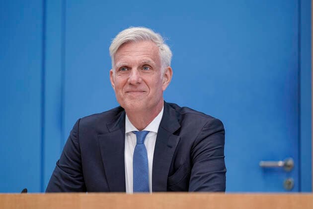 Bundespressekonferenz zum Thema Uebergabe des Arbeitsweltberichtes Aktuell,18.5.2021,Berlin,Stephan Schwarz, Mitglied des Rats der Arbeitswelt, Geschaeftsfuehrender Gesellschafter des Familienunternehmens Gebaeudereinigung GRG Services Berlin und ehem. Praesident der Handwerkskammer Berlin im Portrait bei der Bundespressekonferenz zum Thema Uebergabe des Arbeitsweltberichtes Berlin Berlin Deutschland *** Federal press conference to the topic delivery of the working world report current, 18 5 2021, Berlin, Stephan black, member of the advice of the working world, managing partner of the family business Gebaeudereinigung GRG services Berlin and former president of the chamber of trade Berlin in the Portrait with the federal press conference
