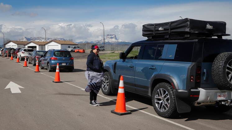 May 18, 2021, Carway, ab, Canada: Bonnie Healey, health director for the Blackfoot Confederacy, chats with southern Alberta residents lining up to get shots of a COVID-19 vaccine from a Montana tribe in Carway, Alta., Tuesday, May 18, 2021. Carway Canada - ZUMAc35_ 20210518_zaf_c35_054 Copyright: xJeffxMcintoshx