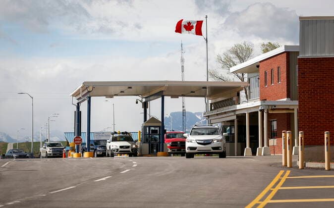 May 18, 2021, Carway, ab, Canada: Southern Alberta residents return to Canada after getting shots of a COVID-19 vaccine from a Montana tribe in Carway, Alta., Tuesday, May 18, 2021. Carway Canada  - ZUMAc35_ 20210518_zaf_c35_060 Copyright: xJeffxMcintoshx