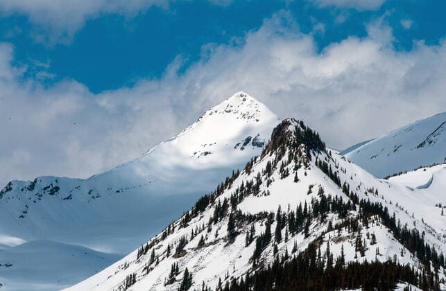Creative Highlights World May 18, 2021: Snow lingers along Mineral Peak in the West Elk Range near Crested Butte, Colorado. Crested Butte USA - ZUMAcls_ 1002737387st Copyright: xLarryxClousex